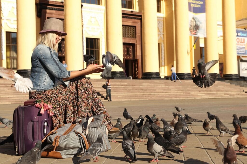 дешевая страна. Девушка на чемодане. Investi.kz