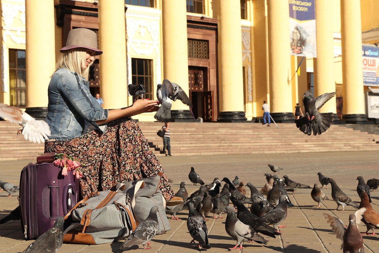 дешевая страна. Девушка на чемодане. Investi.kz