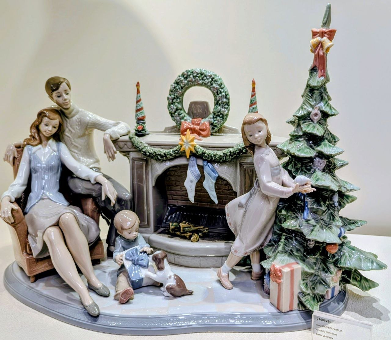 Причина подниматься по утрам. Изображение семьи и новогодней елки. Investi.kz